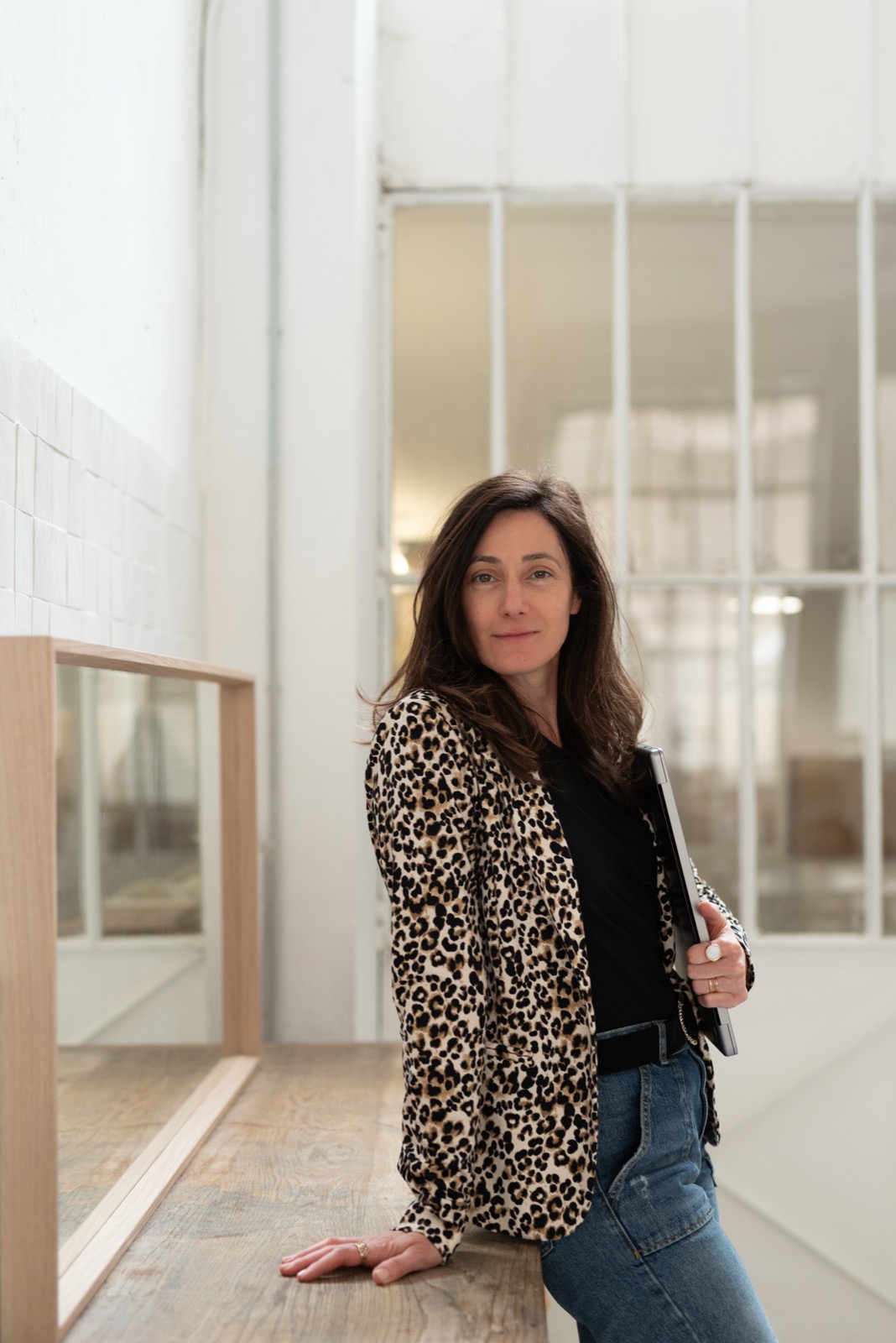 Portrait de Nathalie Dupuy, fondatrice d’IALS, en veste léopard